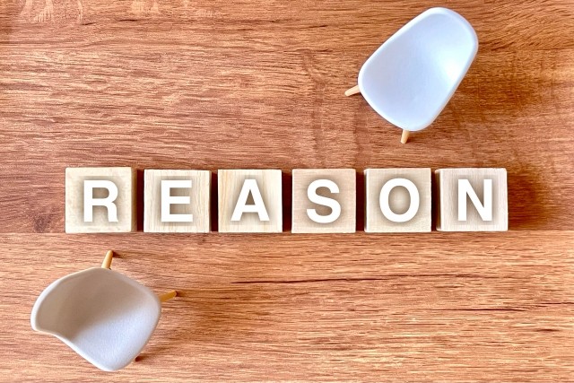 REASONの文字と2脚の椅子