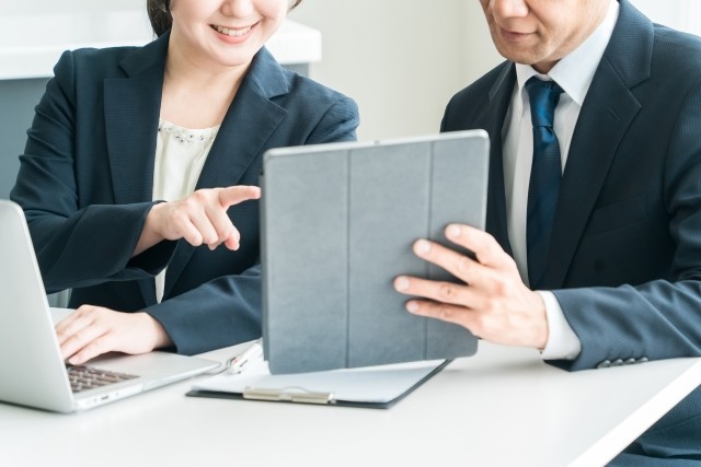 タブレット端末で打ち合わせをする男女