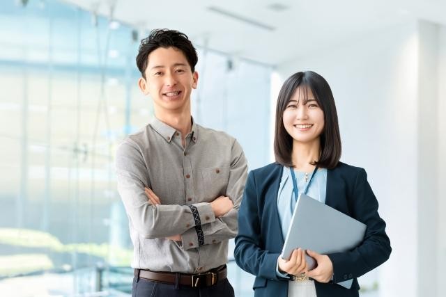 男女2人のビジネスチームワークイメージ